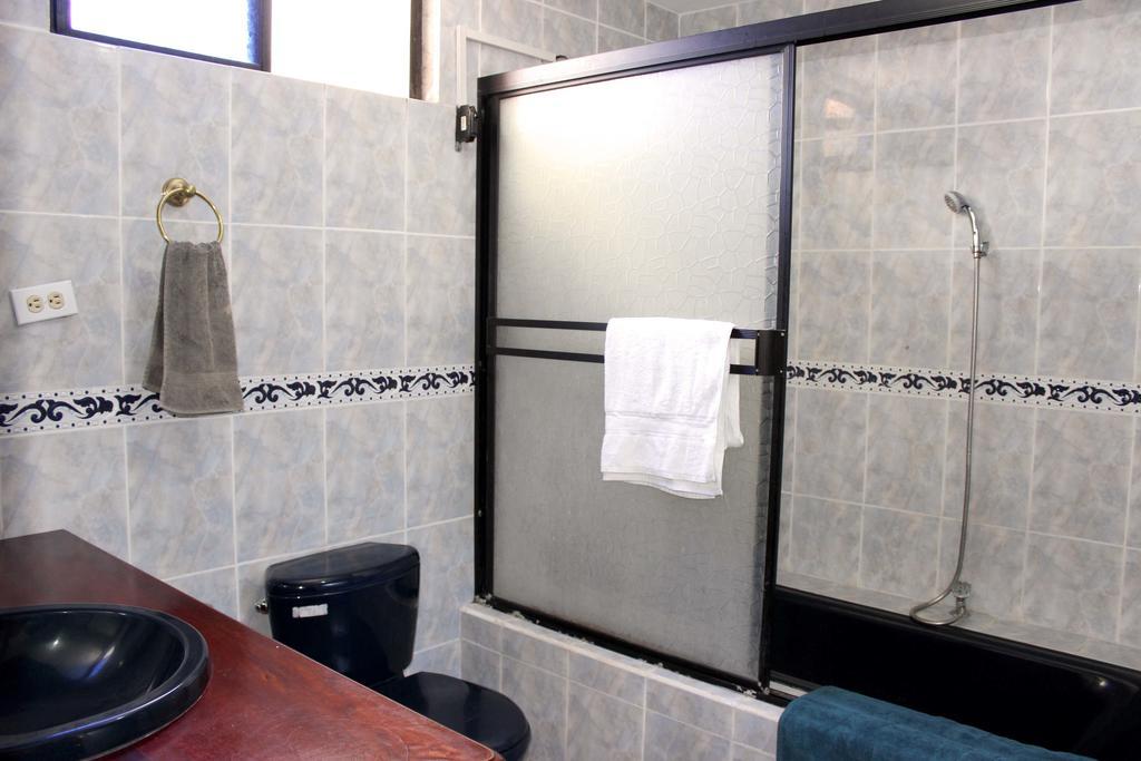 Planet House Hotel Puerto Ayora  Szoba fotó