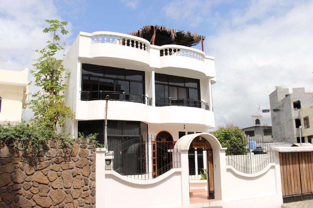 Planet House Hotel Puerto Ayora  Kültér fotó