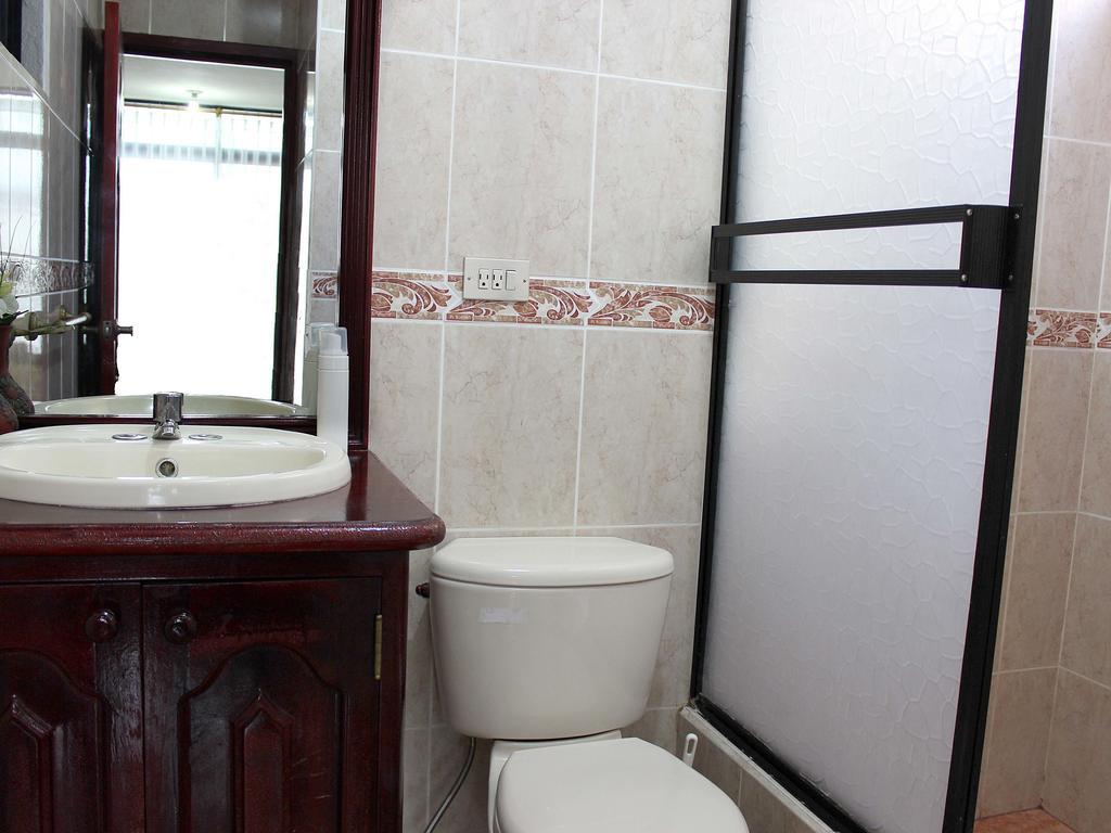Planet House Hotel Puerto Ayora  Szoba fotó